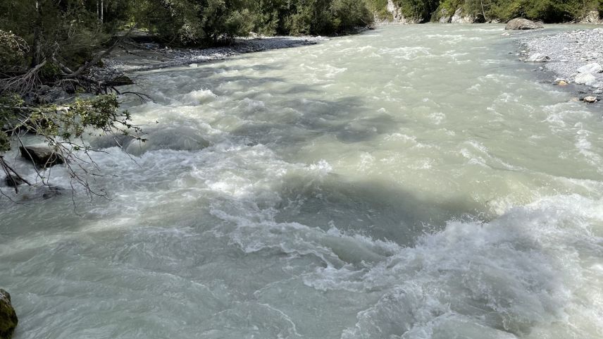 Nach der Holzbrücke blieb der Deutsche mit seinem Kajak an einem Ast hängen. Kantonspolizei Graubünden