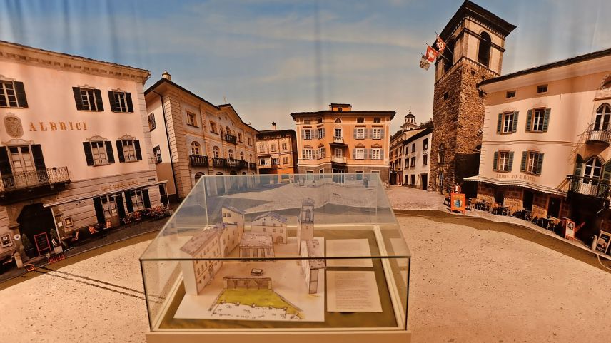 Die Piazza in Poschiavo vor und nach der Rückkehr der Zuckerbäcker: Stattliche Herrenhäuser lösten landwirtschaftlich geprägte Gebäude  (im Modell im Vordergrund) ab. Foto: Ruth Pola