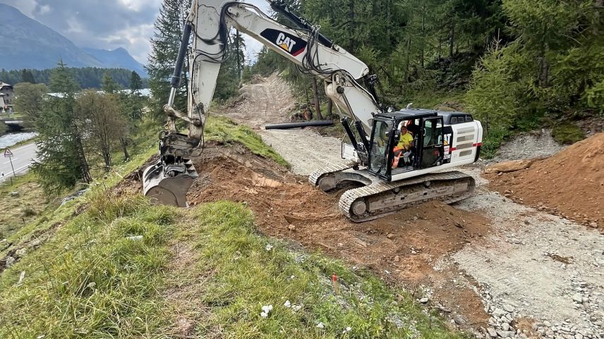 Im Hintergrund die Baustrasse, die später als Auffangbecken dienen wird. Foto: Andrea Gutgsell