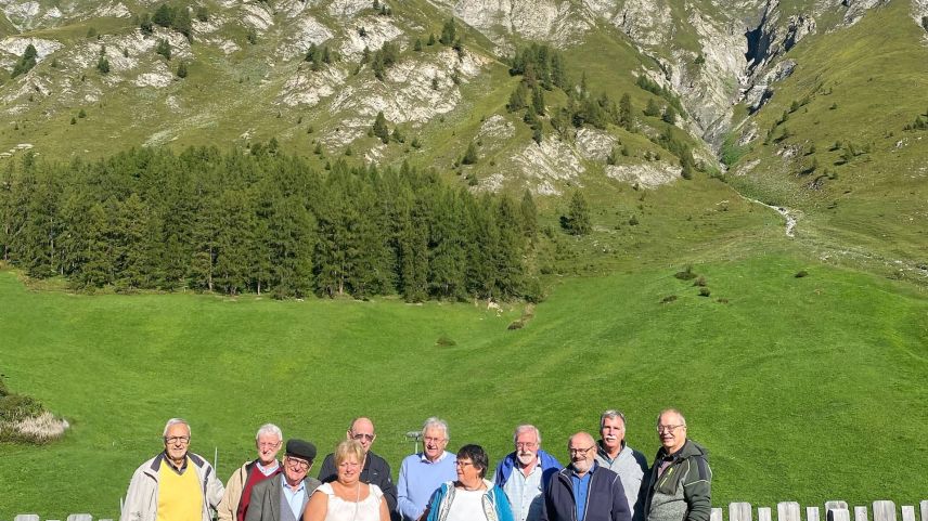 Die illustre Gruppe der Ehrenmitglieder des Bündner Musikverbands posiert in Samnaun. Foto: Not Janett-Jenal