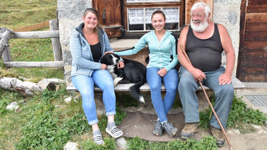 (v.l.n.r.): Die Appenzeller Hirtinnen mit ihrem Chef: Jasmin Frick, Hirtenhund «Rocky», Martina Zuberbühler und Elmar Bigger.