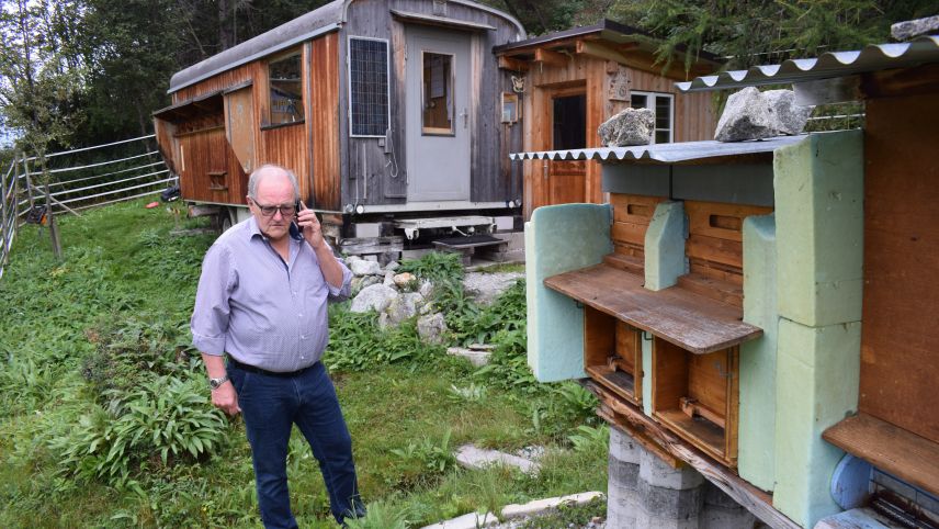 Erwin Küng widmet sich nach der Pension seinem Hobby: Er hält in Bever Carnica-Bienen. Foto: Imke Marggraf