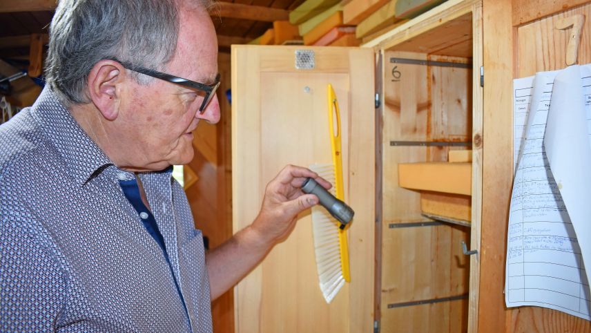 Erwin Küng widmet sich nach der Pension seinem Hobby: Er hält in Bever Carnica-Bienen. Foto: Imke Marggraf