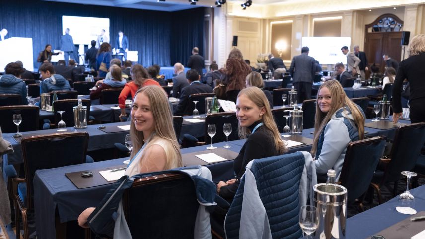 Die Schülerinnen und Schüler der Academia Engiadina konnten die Gesprächspanels beim Impact Summit aktiv miterleben. Foto: Mayk Wendt