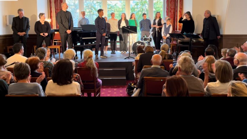 Die Musikschülerinnen und Musikschüler erhalten ihren verdienten Lohn. Tosender Applaus. Foto: Andrea Gutgsell