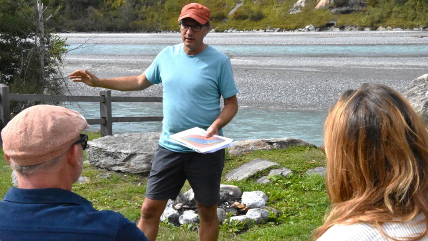 Jan Sedlacek beschäftigt sich mit den Auswirkungen des Klimas auf die Flusslandschaft. Foto: Fadrina Hofmann