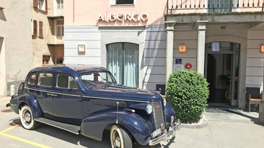 Seit die ideenreiche Hoteliersfamilie Zanolari einen alten Buick-Oldtimer von 1937 publikumswirksam vor ihrem
Albergo Croce Bianca in Poschiavo parkt, registriert Chef Claudio Zanolari viel Nachfrage.