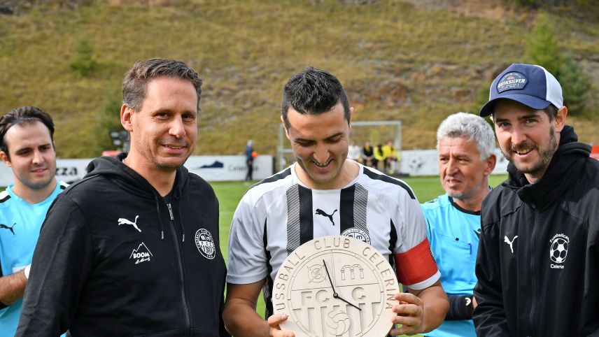 Joel Cabral wurde unter anderem vom FC-Präsidenten Romano Bontognali (links) verabschiedet. Foto: FC Celerina