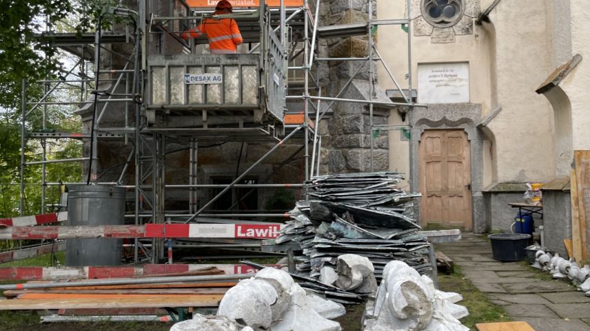 Cul ascensur vegnan transportats ils collavuratuors sül clucher. fotografia Fadrina Hofmann