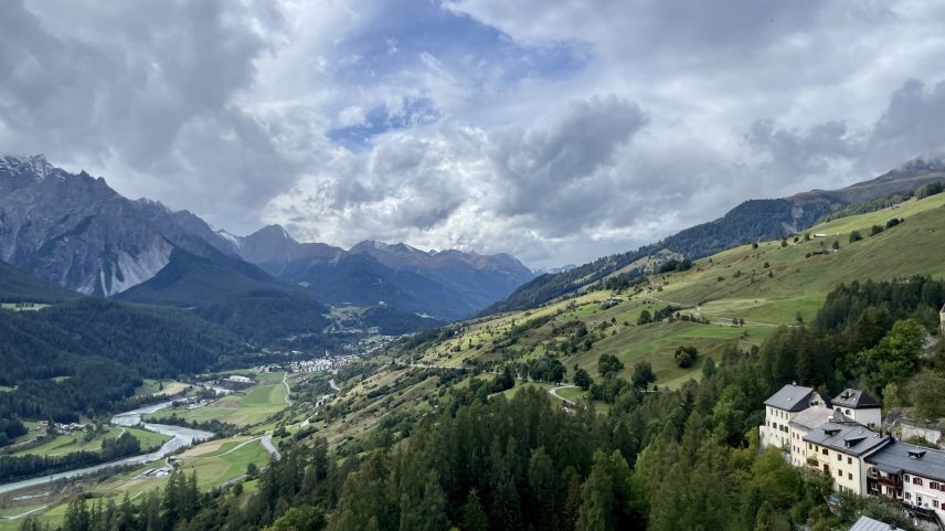 Davent dal tet dal clucher s'haja üna vista spectaculara. fotografia Fadrina Hofmann