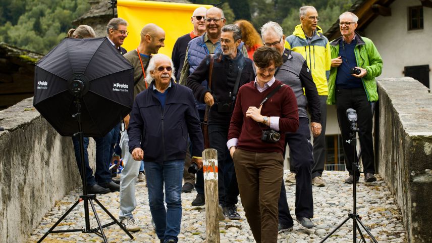 Angeregte Stimmung unter den Kursteilnehmenden und den Kursleitenden nach dem Fotografieren auf der alten Brücke. 