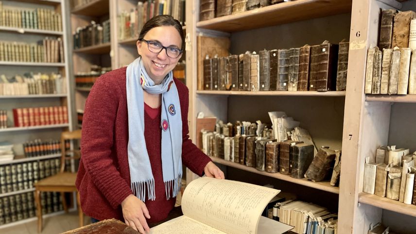 Antonia Bertschinger erforscht die Hexenprozesse in Graubünden. Foto: Fadrina Hofmann