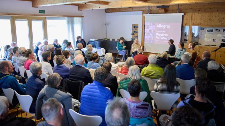 La «Chasa Jaura» a Valchava d’eira stachi plaina per la vernissascha dal cudesch «Allegra! inscunters illa Biosfera Val Müstair». Foto: Michael Steiner/fmr