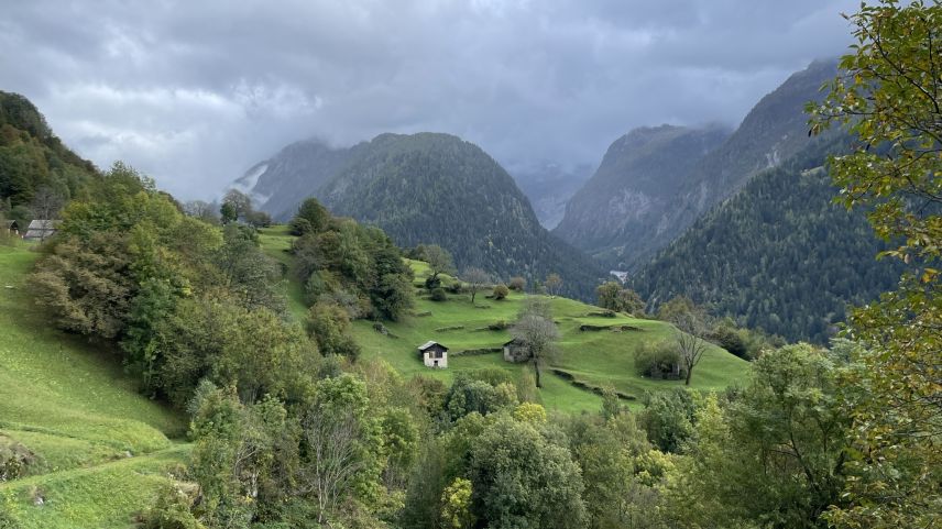 Blick auf die wolkenverhangenen Berge. Foto: Fadrina Hofmann