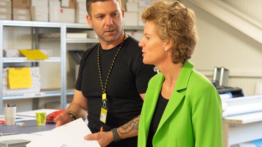 Lilian Ladner im Gespräch mit Fadri Tschenett der Firma Tschenett AG in Müstair.