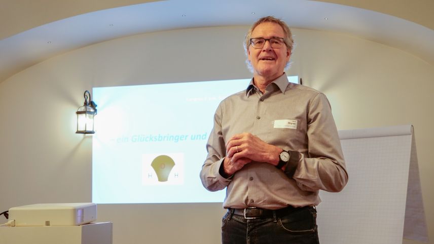 Der Schweizer Physiker Jakob Rhyner bezeichnete Wasser gleichermassen als «Glücksbringer und kleinen Schelm».