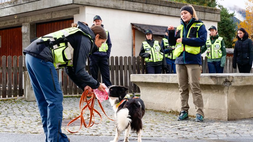 Maja Schmidli (links) gibt, beobachtet und angeleitet von der Hundeführerin Jessy Kalbermatter, ihrem «Jazz» eine zuvor präparierte Duftmarke der vermissten Person zu erschnuppern, bevor sie sich gemeinsam auf die Suche machen. Fotos: Jon Duschletta