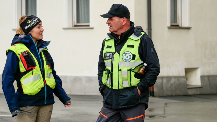 Jessy Kalbermatter und Duri Schwenninger beim Fachsimpeln während einer Pause.