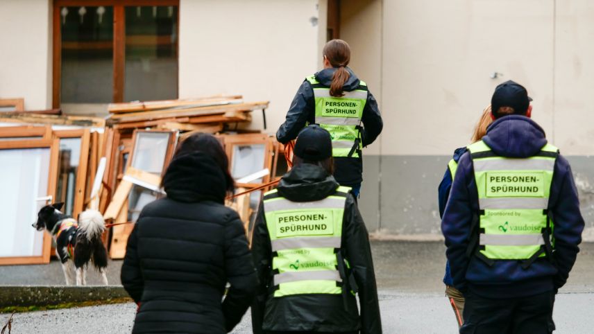 Szene aus einer Übung des Vereins der Personenspürhunde Engiadina und Protagonistin Maja Schmidli aus Samedan. Ihr fünfeinhalbjähriger Border Collie «Jazz» ist kurz davor, eine versteckte Person zu finden.