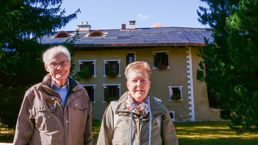 Reto und Eva Kienast-Wagner vor ihrem Haus.  Dieses wurde 1647 erbaut und wird im Siedlungsinventar der Gemeinde als «erhaltenswerte Baute» aufgeführt. Foto: Jon Duschletta