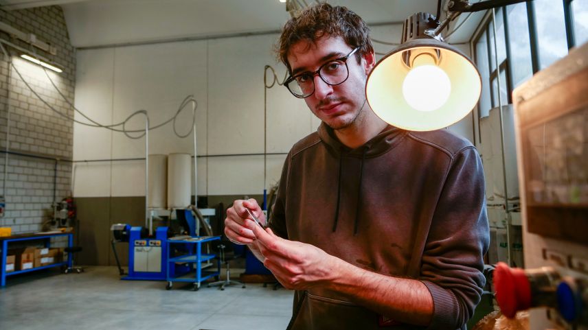 Giovanni Pomoni begutachtet den Best-of-Switzerland-Panoramaschliff an einer Messerklinge. Der Schleifvorgang ist und bleibt Firmengeheimnis. 