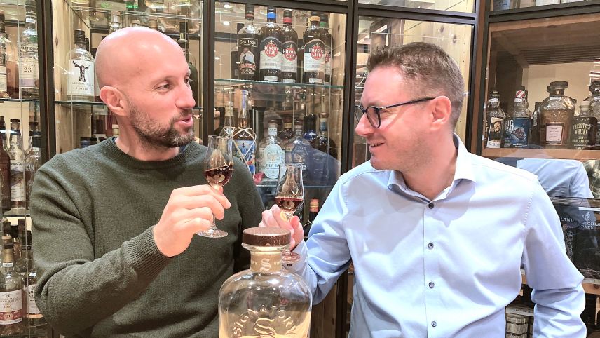 Die Engadiner Schul- und Hotelierfreunde Urs Schmid (links) und Sandro Bernasconi am letzten Abend der Reise in der Waldhaus-Whisky-Bar. Foto: Peter Linden