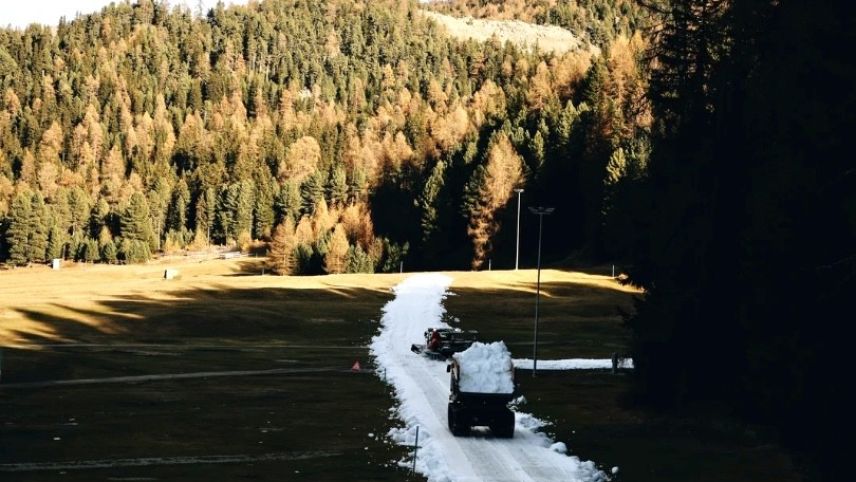 Mithilfe von Snowfarming wird die Langlaufloipe erstellt. Foto: Gemeinde St. Moritz