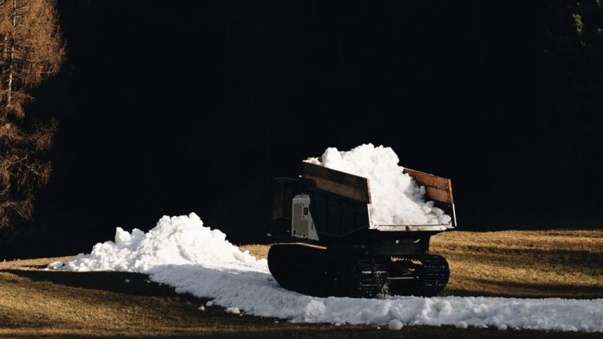 Mithilfe von Snowfarming wird die Langlaufloipe erstellt. Foto: St. Motitz Tourismus AG