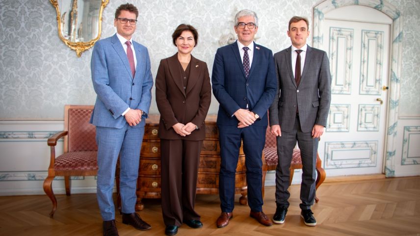 Kanzleidirektor Daniel Spadin, Botschafterin Iryna Venediktova, Regierungspräsident Dr. Jon Domenic Parolini und Erster Sekretär Taras Antoshchak (von links). Foto: Standeskanzlei Graubünden