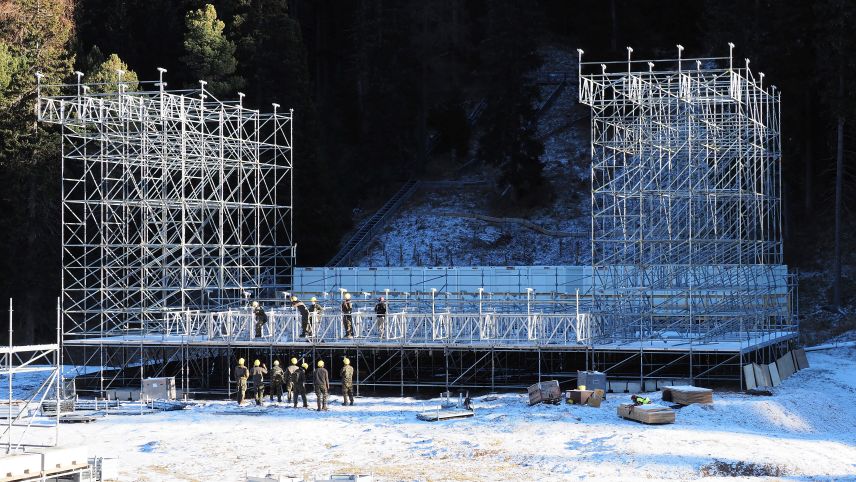 Die Bühne wird mithilfe der Schweizer Armme gebaut. Foto: Fadrina Hofmann