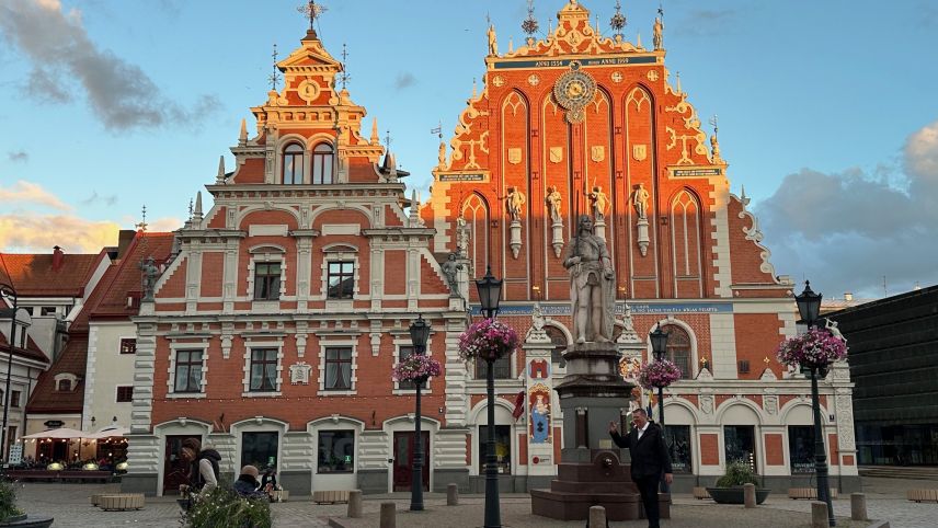 Der Rathausplatz mit dem Schwarzhäupterhaus in der lettischen ­Hauptstadt Riga. Foto: Daniel Müller