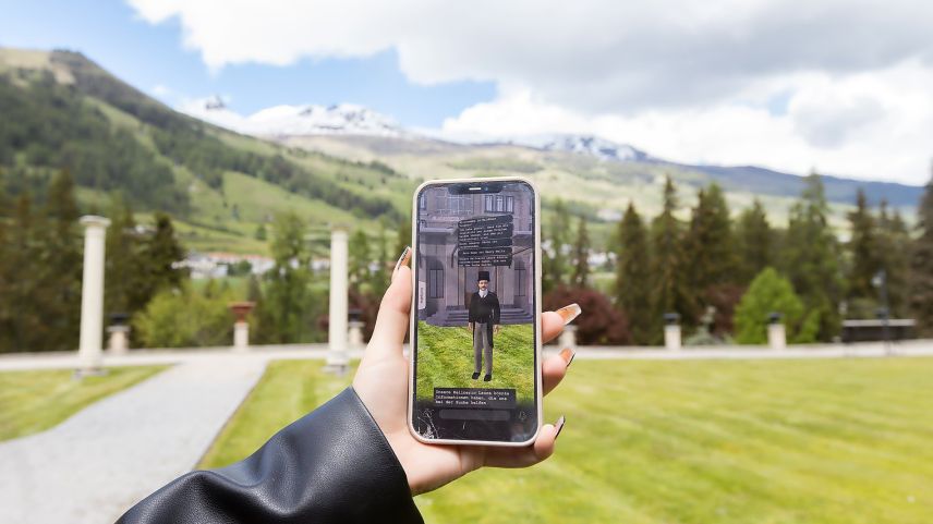 Rätselspass am ehemaligen Hotel Waldhaus. Die App «Misteri a Vulpera» entführt die Nutzenden in eine längst 
vergangene Zeit. Foto: Katja Saxer