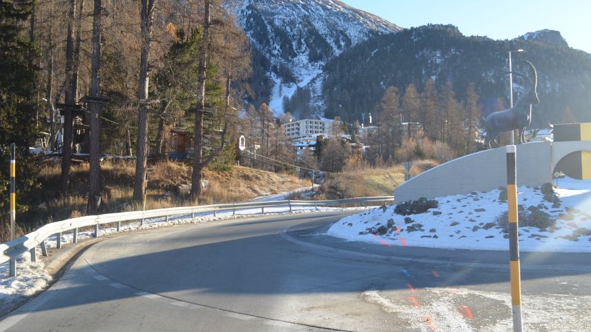 Aus noch ungeklärten Gründen fuhr die Lenkerin beim Dorfeingang auf der linken Spur in den Kreisel ein und danach geradeaus weiter auf die Kreiselinsel.  Foto: Kantonspolizei Graubünden