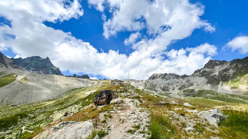 Der Blick von der Chamanna Es-cha der SAC-Sektion Bernina in Richtung Piz Kesch zeigt eine Landschaft die sich wie alle hochalpinen Landschaften im steten Wandel befindet. Foto: Jon Duschletta