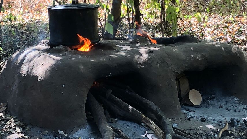 Mit dem neuen Lehmherd können bis zu 40 Prozent Feuerholz eingespart werden. Spendengelder fliessen in Mandia auch in eine neue Schulinfrastruktur und in ein neues Abfallsystem. 