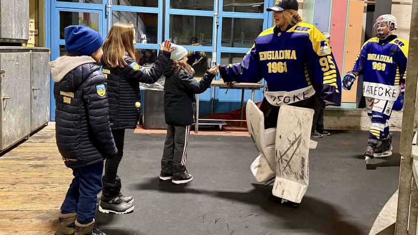 Keine zu klein, ein Eishockey-Fan zu sein. Foto: Fadrina Hofmann