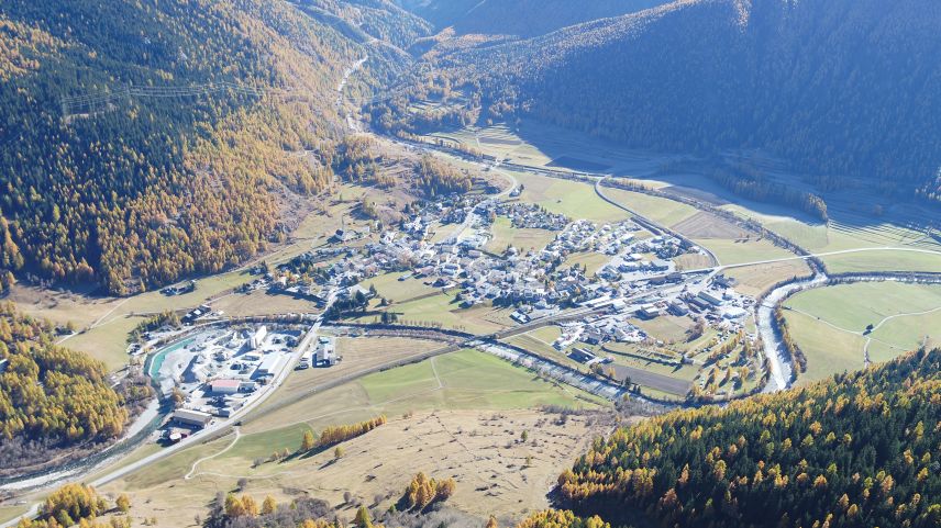 Zernez, wo sich der Inn vor Millionen von Jahren mit einem S-förmigen Bogen von der eigentlichen «Engadiner Linie» abgewendet hat. Rechts die Einmündung des Spölbachs in den Inn. Foto: SNP/Samuel Wiesmann