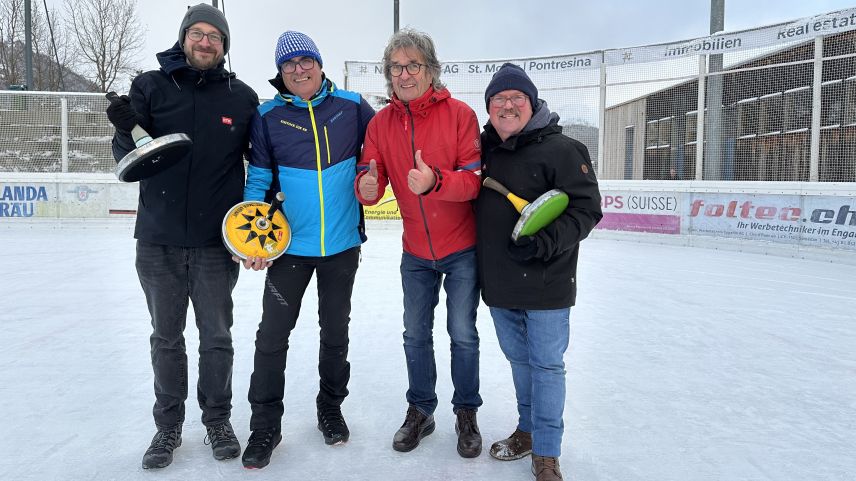 RTR Engiadina gewinnt die Eisstock-Schweizermeisterschaft für Medienleute. Von links: Flurin Juon, Otto Davatz, 
Reto Mayer und Roman Dobler. Foto: Nicolo Bass