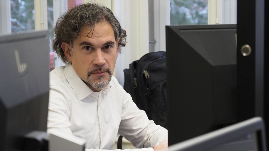 Ignacio Pérez Prat in seis büro pro la Lia Rumantscha. Qua es el daspö ün on l’incumbenzà per la transfuormaziun digitala dal rumantsch. 
fotografia: David Truttmann