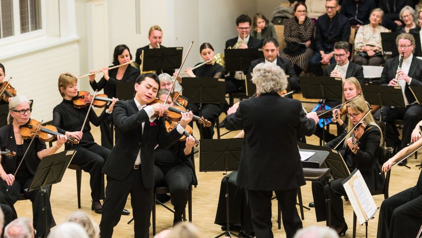 Unter der Leitung von James Judd spielt der Violinist Ziyu He und die Sinfonia Engiadina das Violinkonzert Nr. 2 von Felix Mendelssohn-Bartholdy. Foto: Dennis Yulov 