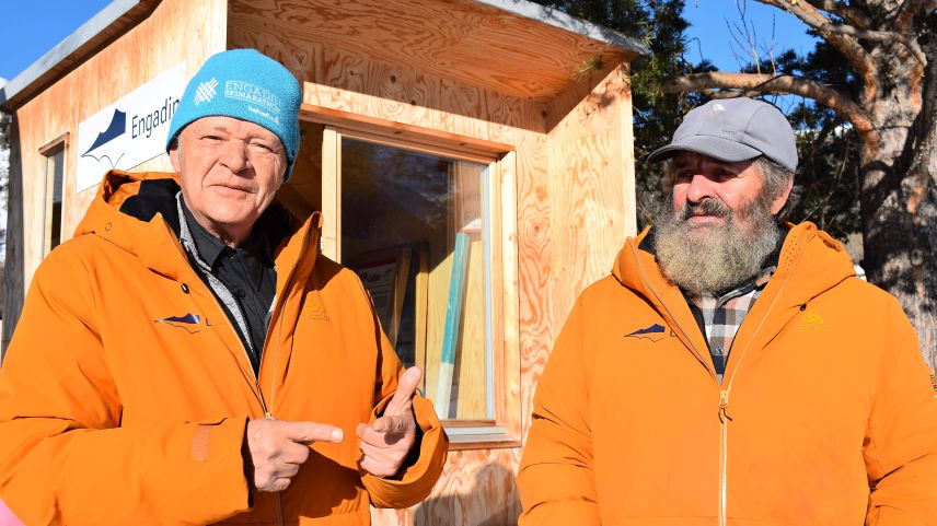 Walter Lehner (links) und Simon Willy bringen es zusammen auf über 40 Jahre Erfahrung als Loipenkassier. Foto: Imke Marggraf