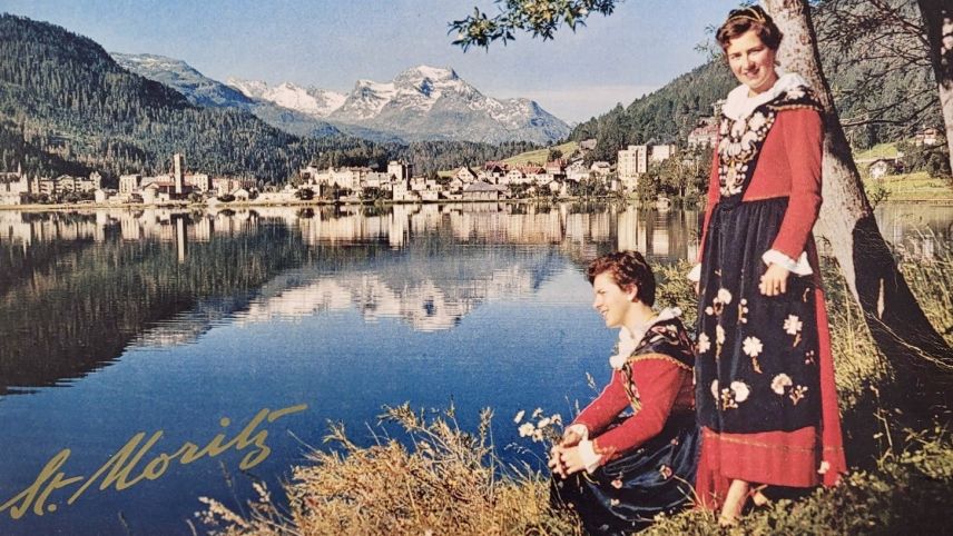 Chatrina Howald (sitzend) und eine Freundin als Postkartenmotiv Anfang der 1950er Jahre. Foto: z.Vfg.