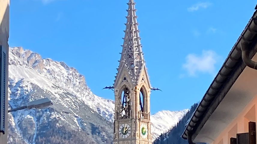 Der Kirchturm der reformierten Kirche in Sent stammt ebenfalls der Feder von Hartmann senior. 