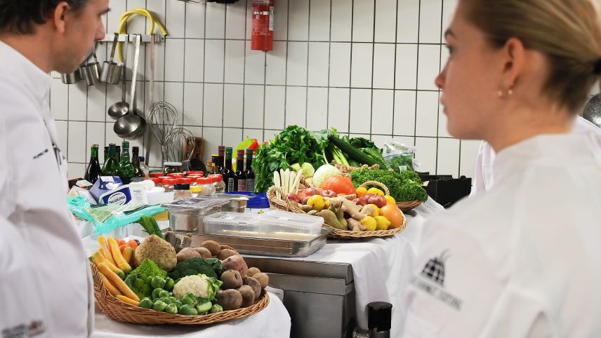 Die Teilnehmenden des «Young Engadine Talents» mussten aus einem vorgegebenen Warenkorb einen Hauptgang und ein Dessert zubereiten.			 Foto: Carolin Rohwäder