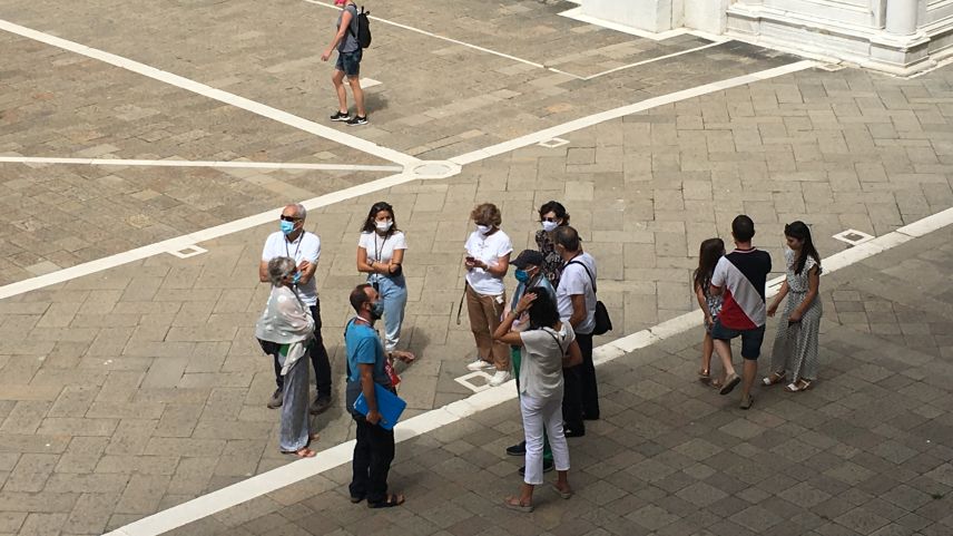 Sightseeing mit Masken: Wenn der Abstand nicht eingehalten werden kann, kommt in Venedig die Maske zum Einsatz, auch im Freien. Foto: Samuel Bossart
