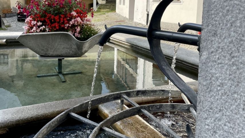 Klares Brunnen- und Mineralwasser gibt es in Scuol an jedem Dorfplatz. Foto: Fadrina Hofmann