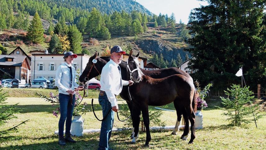 Ursina Meyer-Barbüda und ihr Vater Giacumin Barbüda während der Fohlenschau in Zernez. 		Foto: z. Vfg