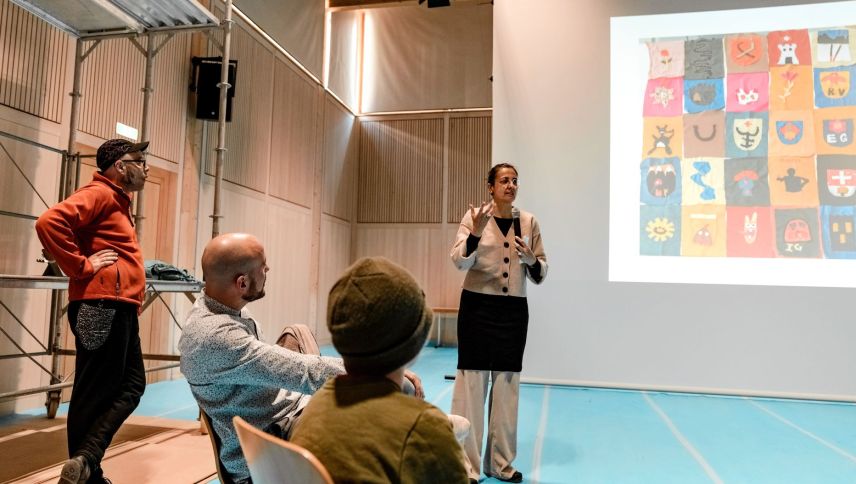 Kuratorin Anna Radaelli präsentiert die Flagge, die laut der Schülerschaft das Bergell widerspiegelt. Foto: Ester Mottini
