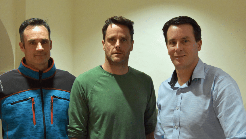 Ils trais frars, Andrea (da schnestra), Adrian e Roman Florinett sun tuornats cun lur famiglias a viver in  Engiadina Bassa (fotografia: Nicolo Bass).