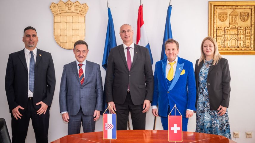 Christian Jott Jenny mit Stadtpräsident Ivica Puljak (Mitte), Urs Hammer, Schweizer Botschafter in Kroatien (zweiter von links), und Elisabeth Tomic, Honorakonsulin Konsulat der Schweizerischen Eidgenossenschaft in Split. Foto: z. Vfg